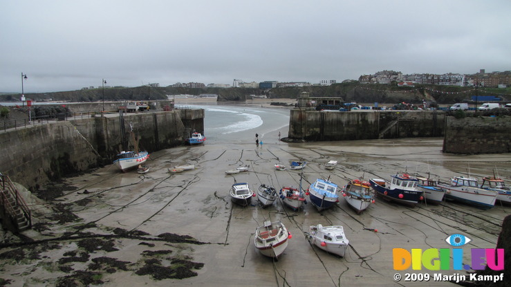SX08692 Small boats on sand in Newquay harbour